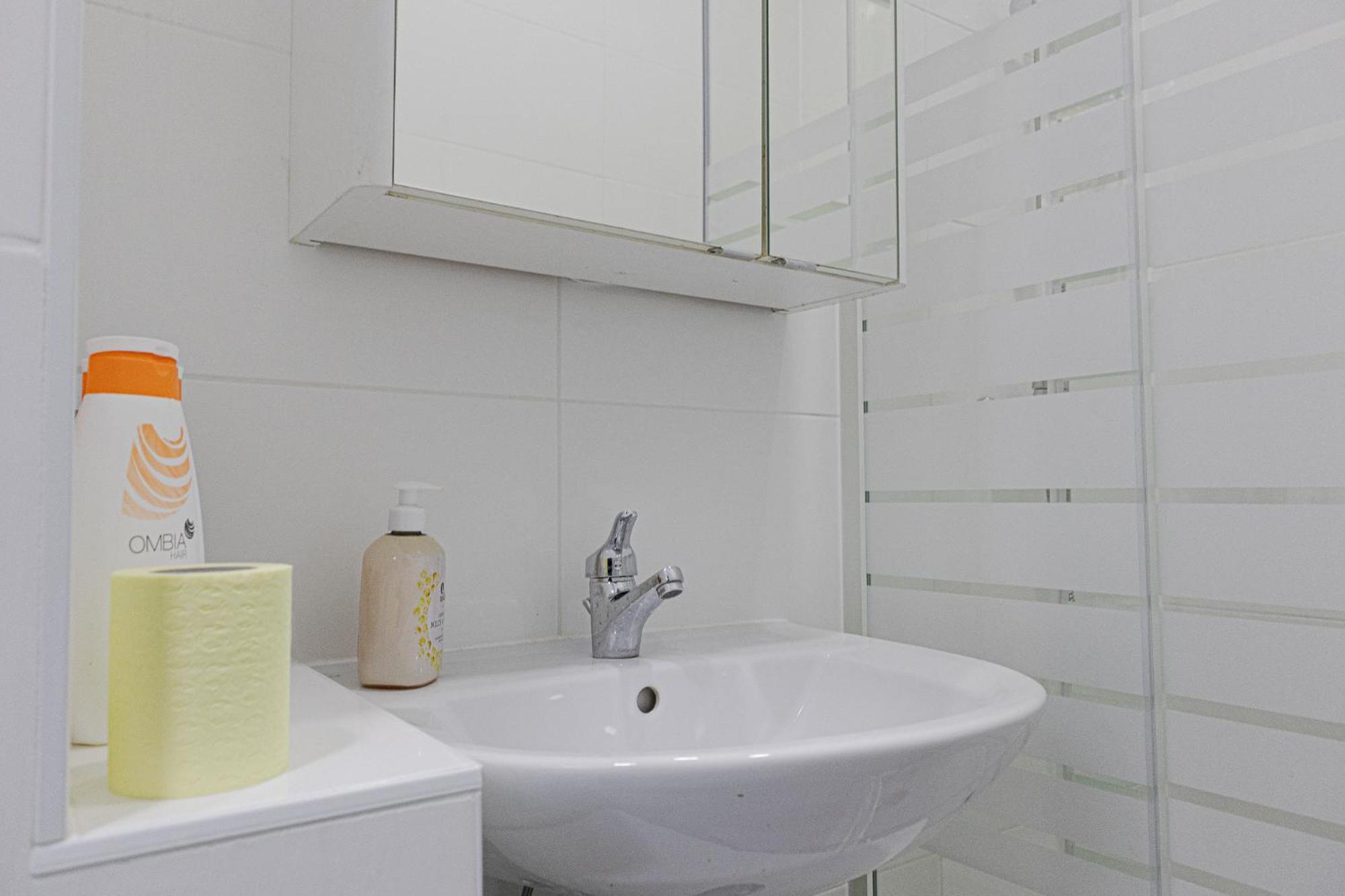 Affordable 5-Br Shared Apartment / Enkplatz U3 Getaway Wien Exterior foto
