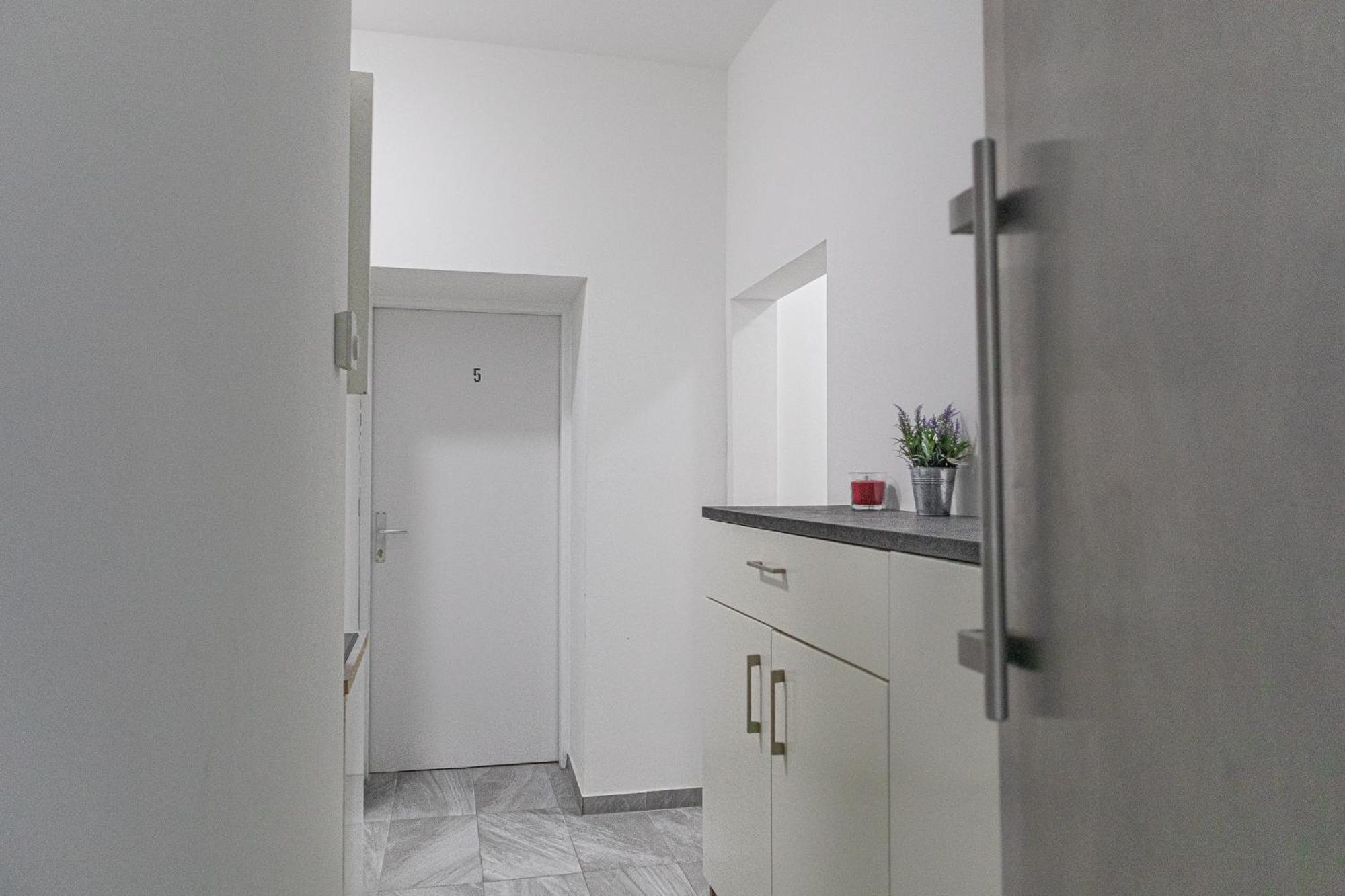Affordable 5-Br Shared Apartment / Enkplatz U3 Getaway Wien Exterior foto